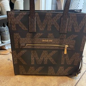 Brand new Micheal Kors Kenly never used